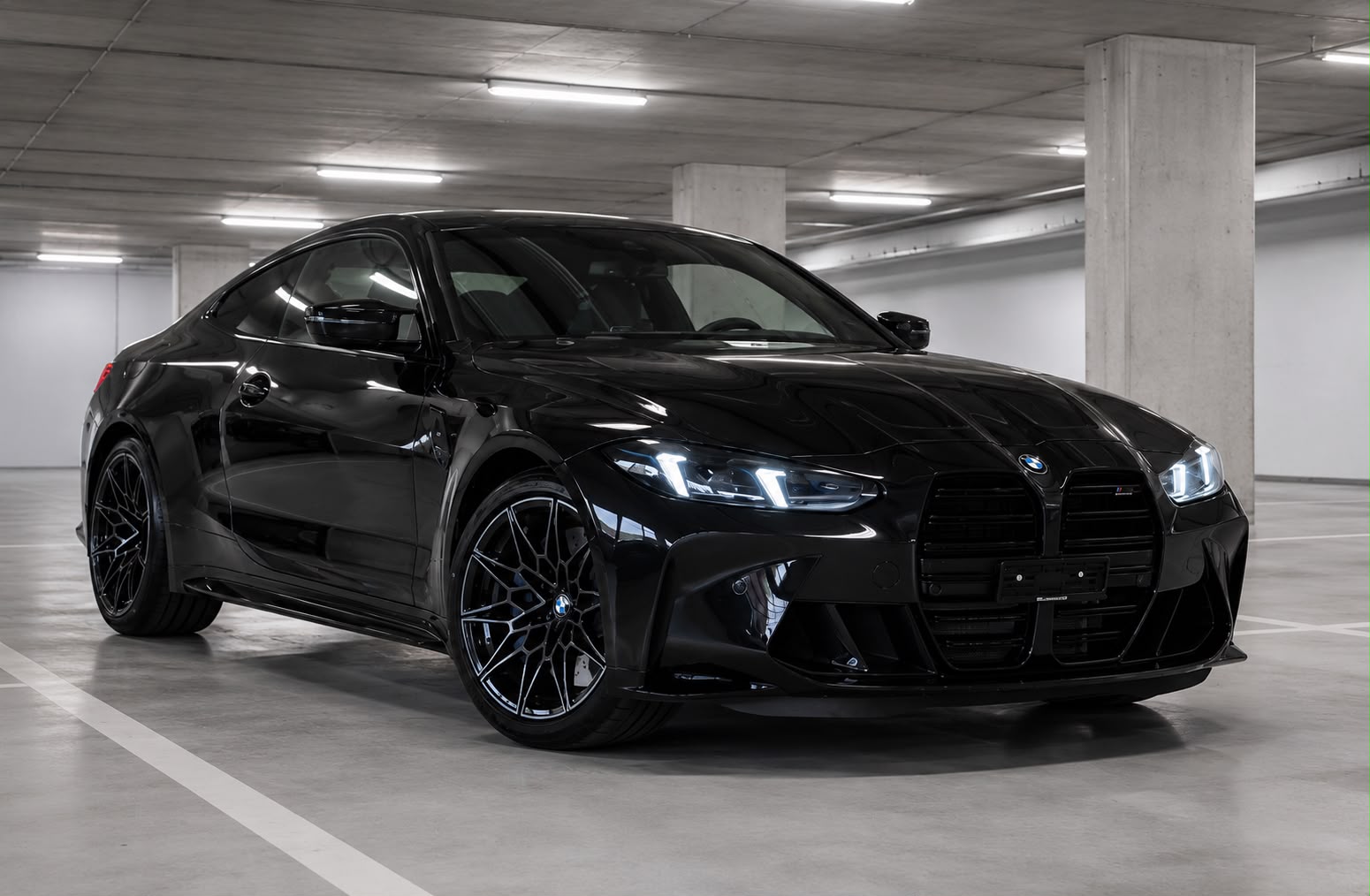 Schwarzer BMW M4 Competition in einer Einstellgarage
